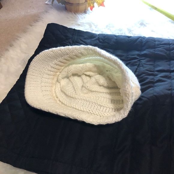 White knitted Newsboy Hat
Excellent Quality 
one size
Like new - Picture 6 of 6